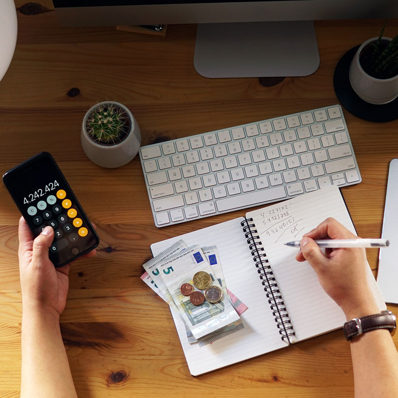 noteboek moet geld op en een rekenmachine