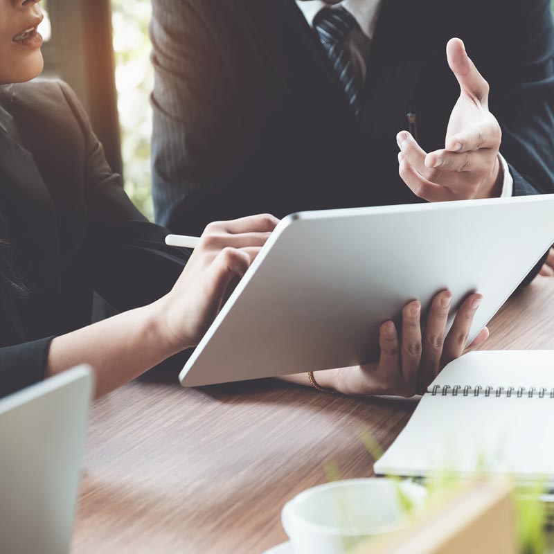2 personen die informatie op de laptop bespreken